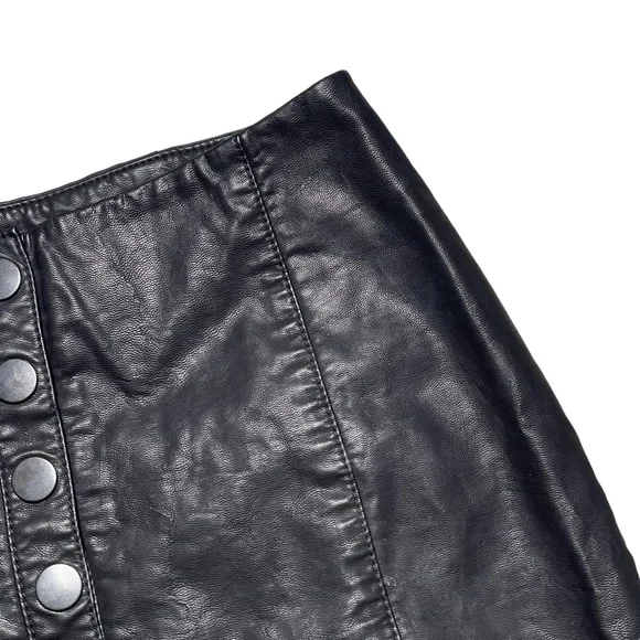 Free People Black Vegan Faux Leather "Oh Snap" Leather Mini Skirt - Size 0 - Picture 5 of 12